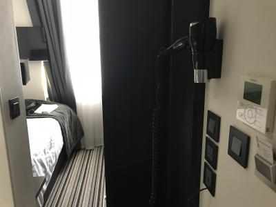 ドライヤーや空調スイッチは壁固定。窓も十分。