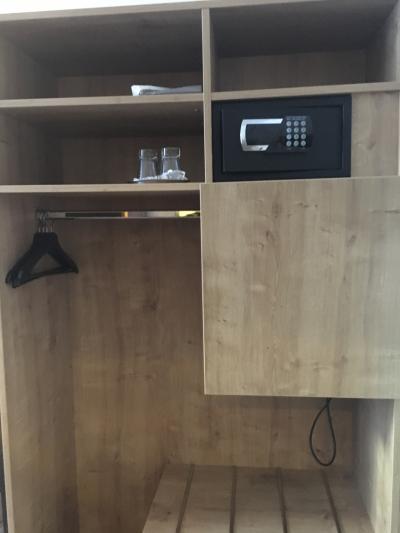 金庫もあり、その下には冷蔵庫が完備