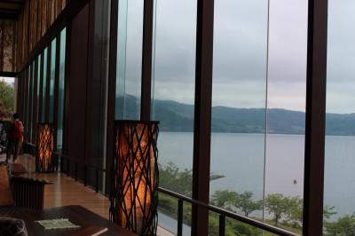 ホテルのロビーからの湖の美しさに感動
