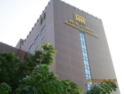 愛河のほとりにあり、景色が良い