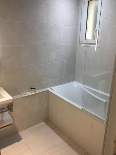 大きく広いバスルーム