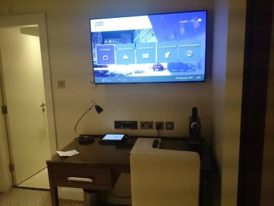 でかいスクリーンでインターネットや映像が見れます。