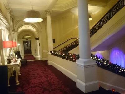 館内の通路。フォーマルな造りに派手でキレイな演出が良いです。