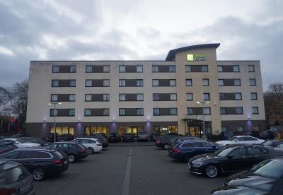 パーキングとホテル全景。