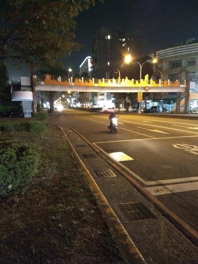 バス停から奥に見えるのがホテル