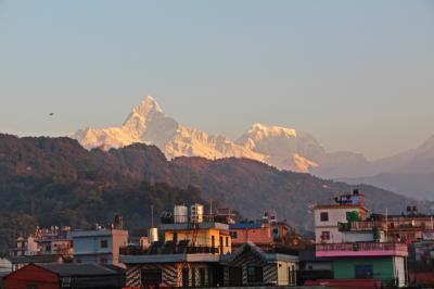 部屋のベランダからは、朝夕のマチャプチャレ山が見える