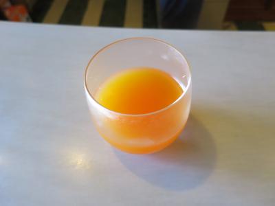 チェックインでは冷たいオレンジジュース、良いサービスです