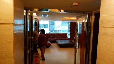 ロビーは狭いです。