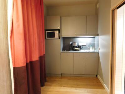 ミニキッチン。冷蔵庫もあります。