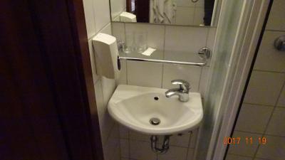 洗顔するとコップ受けにおでこをぶつけました