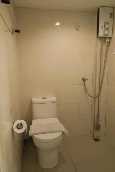 トイレ洗浄用の水道栓はありません。