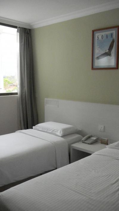 湯沸かしポットとお茶セットとペットボトルがあった