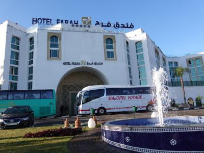 ややくたびれた外観だが、大型バスも前につけられて便利