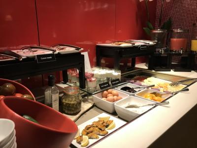 朝食ブッフェ、奥にパンとシリアルがありました