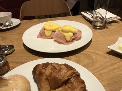 朝食をフルブレックファストにした時のエッグベネディクト