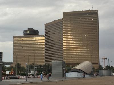 夕日に輝くホテルです。