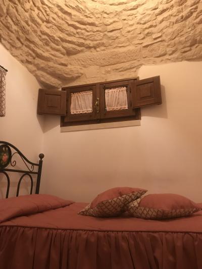 とんがり屋根の様子がわかるベッドルーム