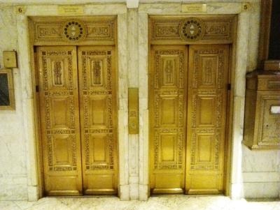 エレベーターも年季が入っています