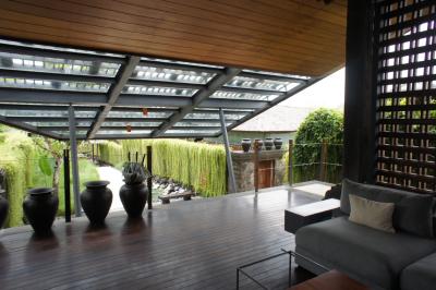 フロントロビーから、ヴィラエリアを臨む