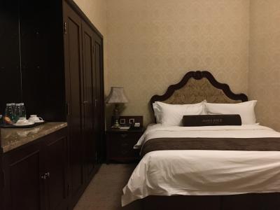 ベッドはキングサイズ。