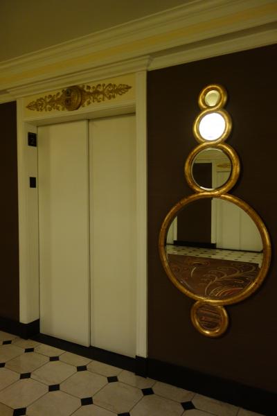 エレベーターホールの鏡が美しいです