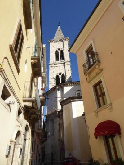 右手のピンク建物がホテルでロケーション抜群