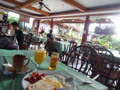 レストランでの朝食　デラックスセット150ペソ