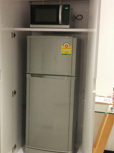 大型冷蔵庫と電子レンジ