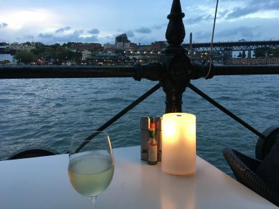 サーキュラーキー海沿いのシーフードレストラン