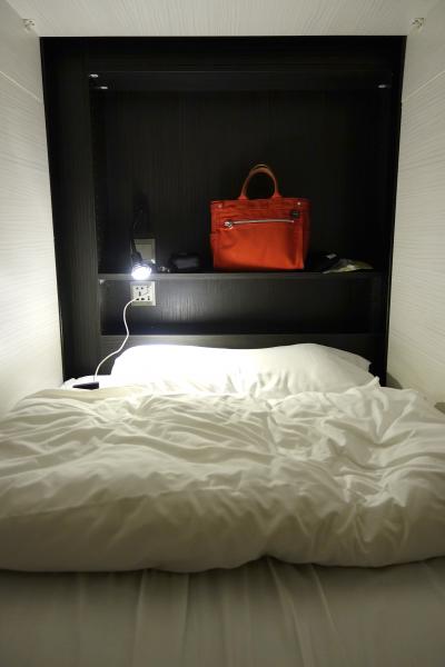 コンセント、照明あり。壁に囲まれたタイプ