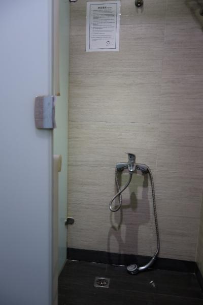 共用シャワールーム。着替えまでここで完結