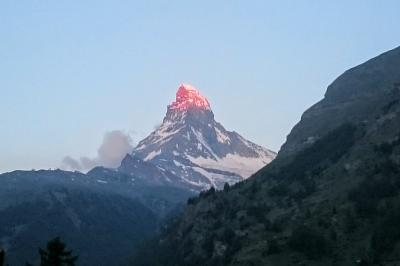 翌朝、朝焼けのマッターホルンを見ることができました