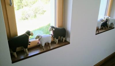 廊下の窓辺には、可愛らしい羊の置物が
