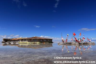 ウユニ塩湖に浮かぶ塩のホテル。一歩外に出れば、水鏡でした。