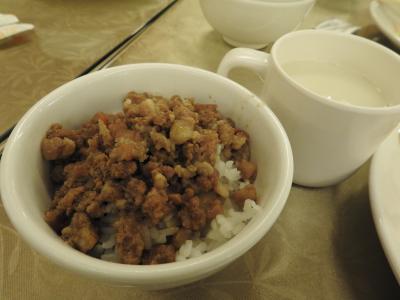 朝食：贅沢にたくさん豚肉をかけたルーロー飯♪