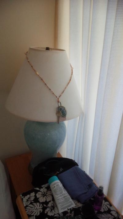 部屋の鍵は無くさないように空港でもらった貝のレイに付け首にか