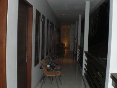 プールサイドに面して客室が並んでいます。テーブルと椅子あり