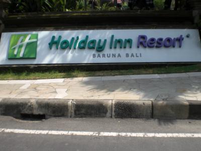 ホテルの前のホリデーインリゾートバルナﾊﾞﾘとの表示です。