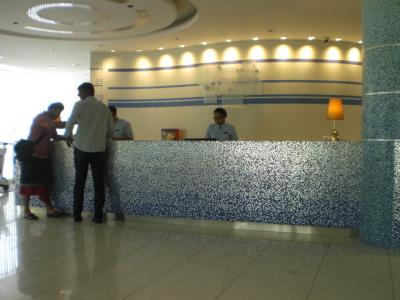 ホリデイインのフロントの様子です。水色のタイルの基調です。