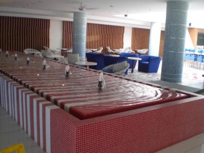 フロントの横には、噴水があり、カフェーコーナーを巡っています