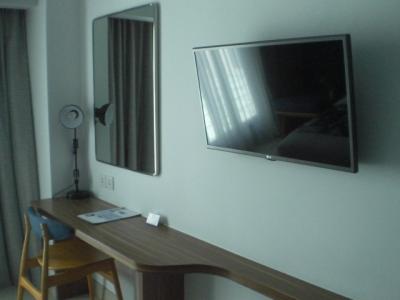 客室の内部です。壁の色も淡い水色です。水にちなんだ感じです。