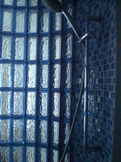 シャワー区画の様子です。やはり水色になっています。綺麗です。