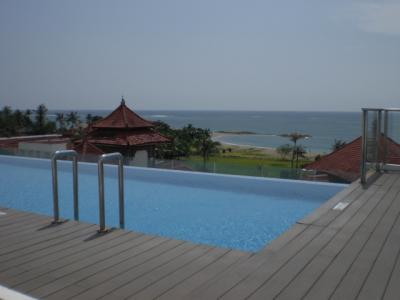 クタの海岸を見下ろす絶景のプールサイドです。ホテル最上階です