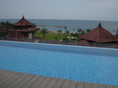 最上階のきれいな水色と眼下の伝統的建物、クタ海岸の組合せです