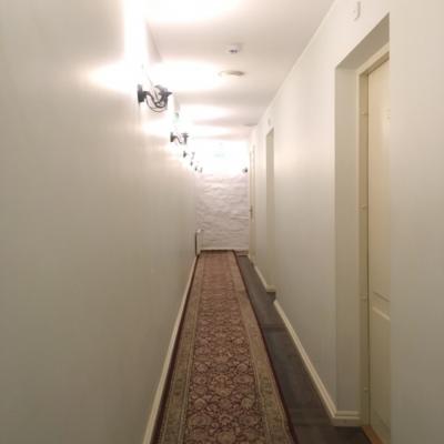 廊下の漆喰の壁は真っ白。改築したばかりなのかもしれません。