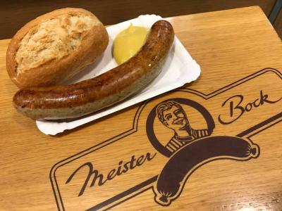 駅構内にあるスタンドホットドッグ！