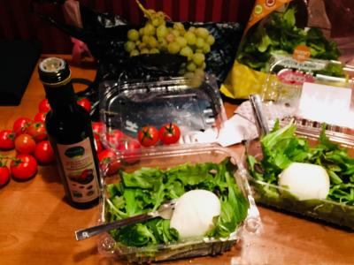 ホテルのテーブルで、近くのコープで調達したお食事を