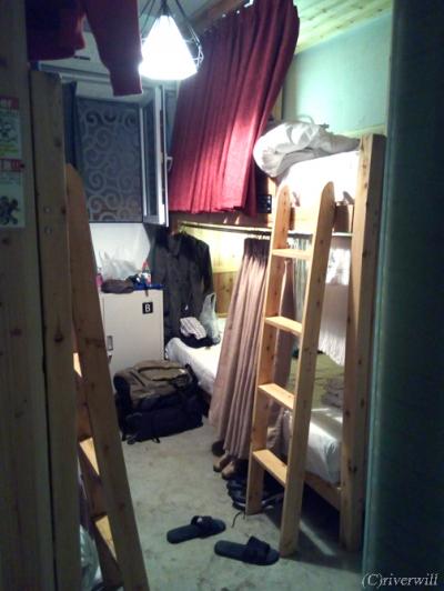 ドミトリーは2段ベッド。カーテン付き