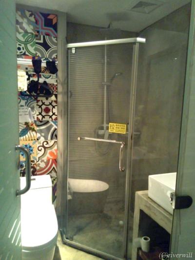 共用バスルーム。結構キレイ。ドライヤー付き