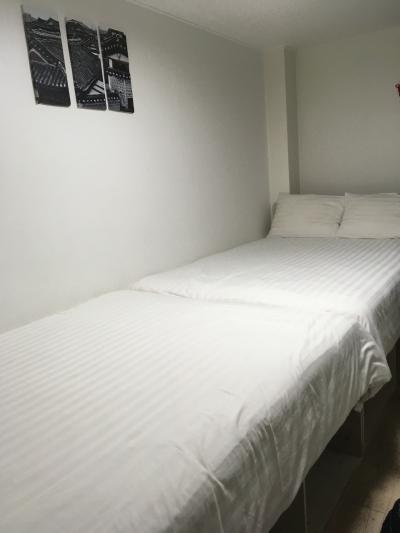 向かい合わせにダブルベッドが２つあります